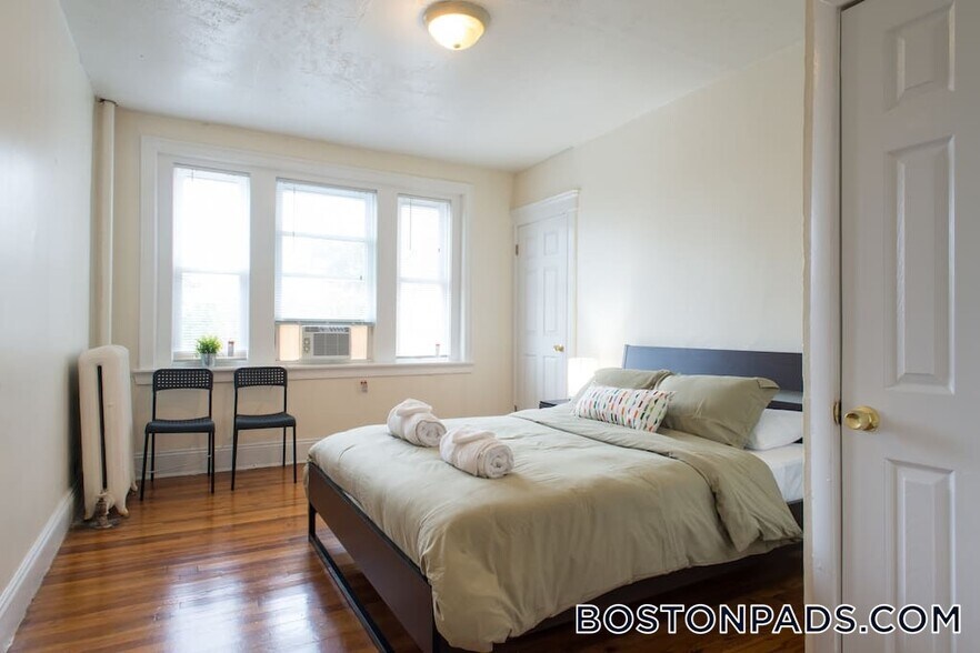 Building Photo - 244 Kelton St