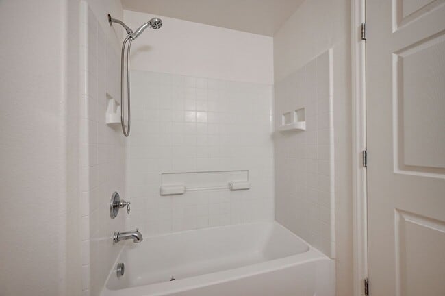 Building Photo - Charming 3-bed, 2-bath Downstairs Unit
