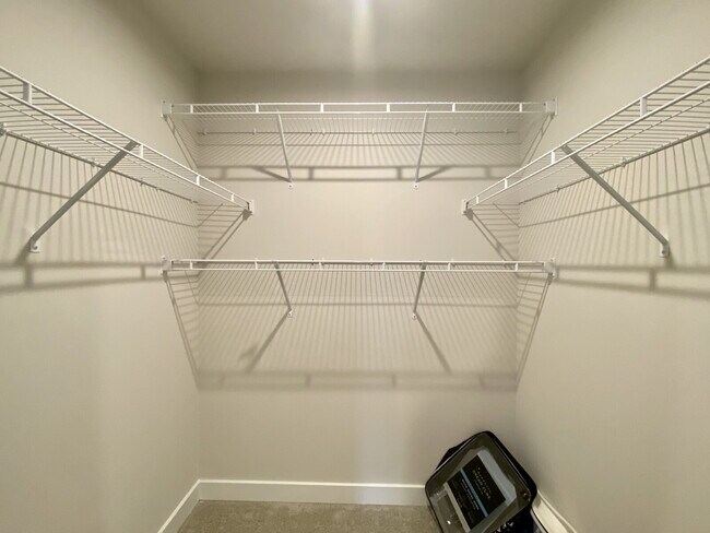 Building Photo - GORGEOUS TOWNHOME IN SOUTH PARK