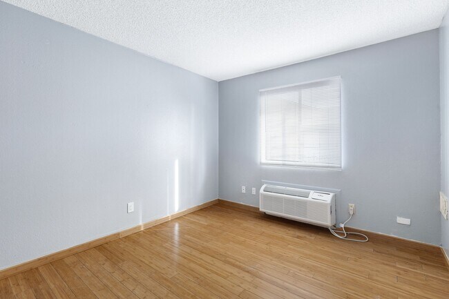 Building Photo - Spacious Studio On The First Floor!