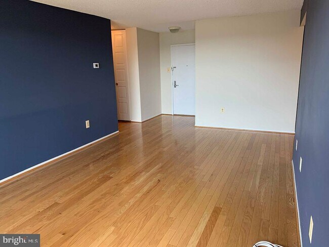 Building Photo - 4500 S Four Mile Run Dr