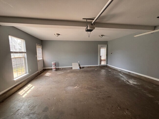 Building Photo - 5 Bedrooms- 3 Bathroom- House in West Rome!