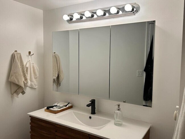 Building Photo - 174 Grand St