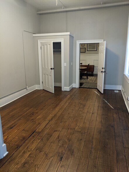 Building Photo - 10 N Park Pl