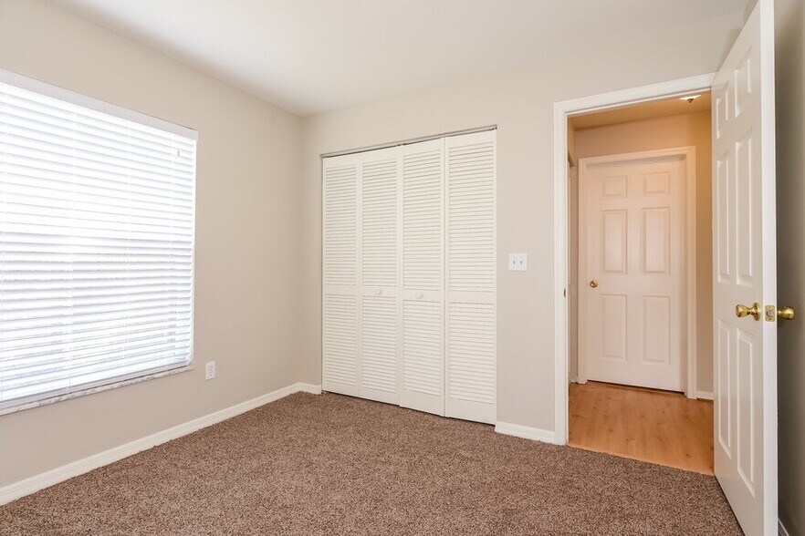 Building Photo - 2304 Tioga Dr