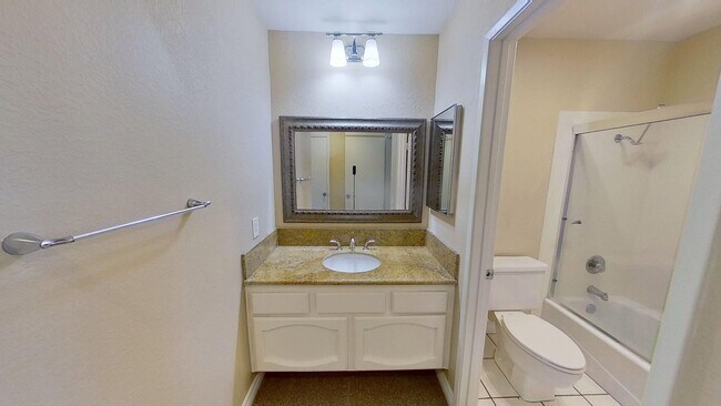 Building Photo - Spacious 2 Bed 2.5 Bath Townhouse in Irvine!