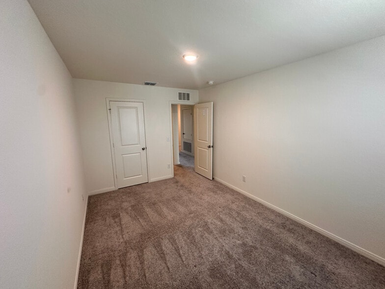 Building Photo - Room in House on Maple Ter