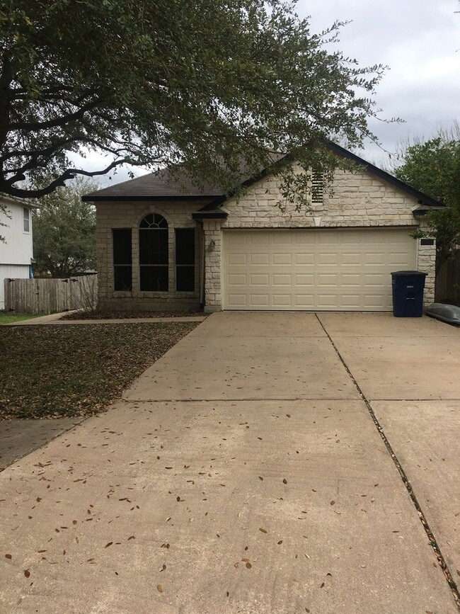 Cute 3/2 HOUSE LOCATED IN SOUTH AUSTIN - Cute 3/2  HOUSE LOCATED IN SOUTH AUSTIN