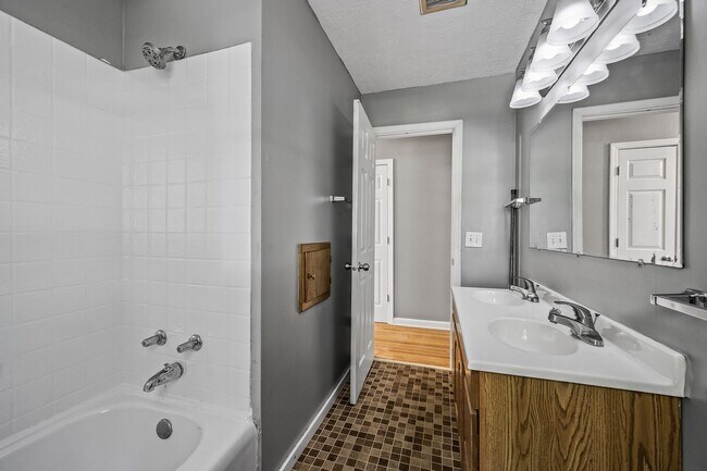 Building Photo - Gorgeous Shoreview House 3BR 1 Bath  Available Early May!