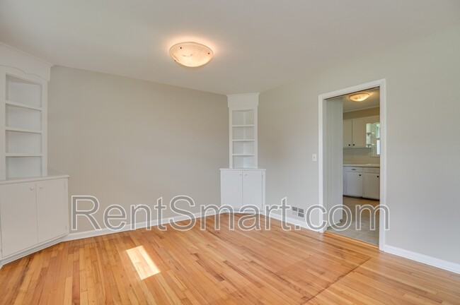 Building Photo - 202 Spring Dr