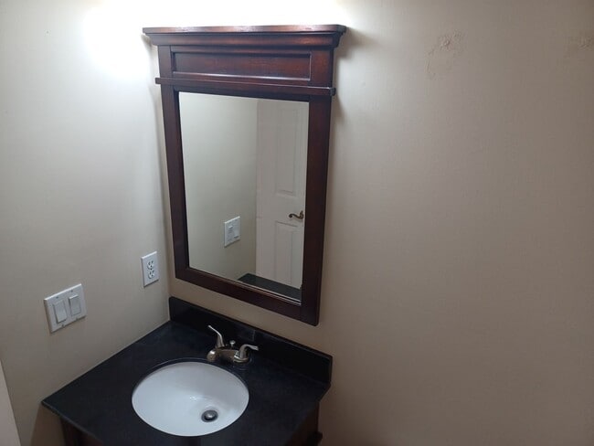 Building Photo - Gorgeous 3 BR 2 BA Lake View Rental
