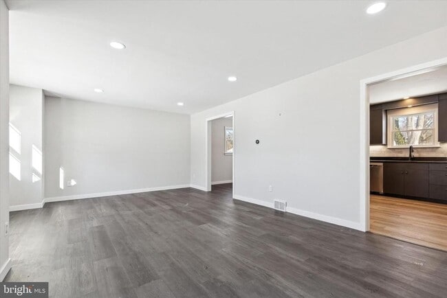 Building Photo - 17 McLaughlin Dr