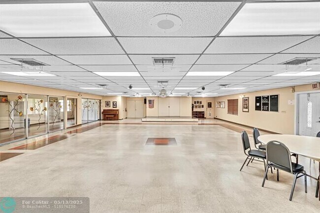 Building Photo - 7102 NW 93rd Ave