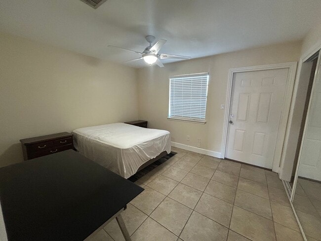 Building Photo - 3 Bed / 2.5 Bath – Steps from Doak Campbell Stadium – Only $1,800!