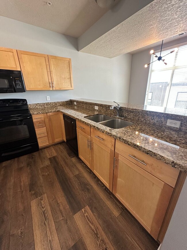 Building Photo - GORGEOUS Downtown Unit!!!