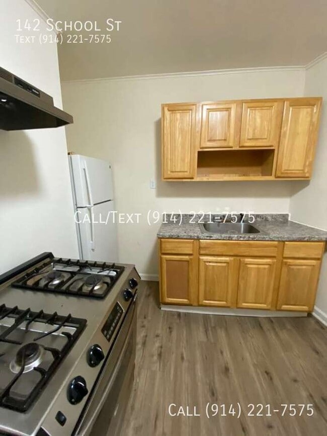 Building Photo - 142 School St