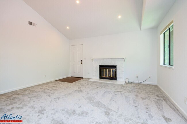 Building Photo - Beautiful Condo | Central A/C | Private Balcony