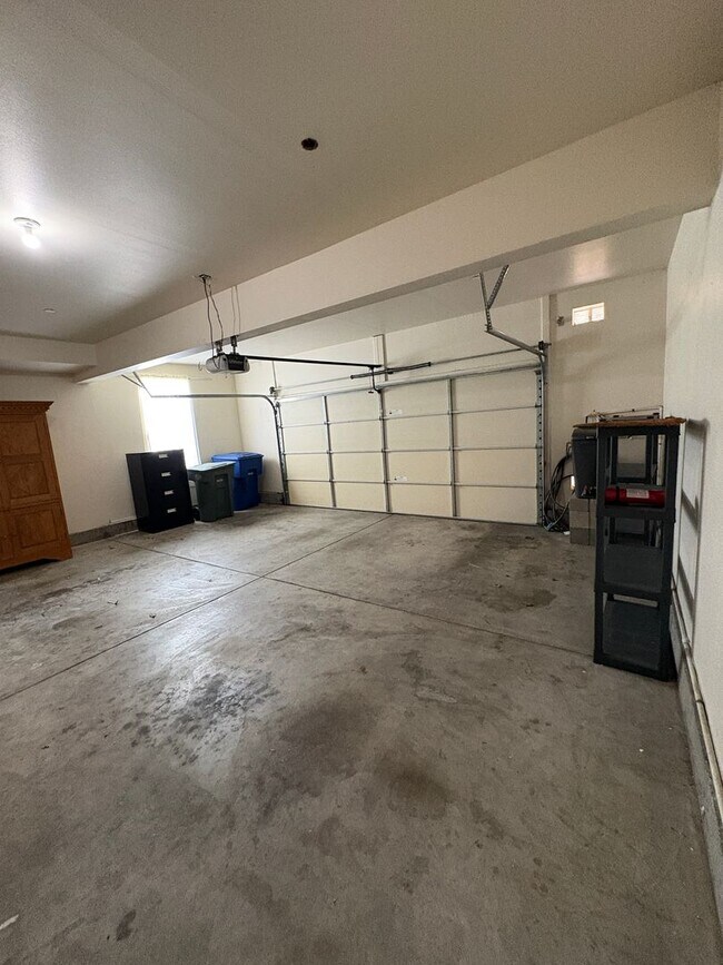 Building Photo - Spacious Townhome in Ventura!