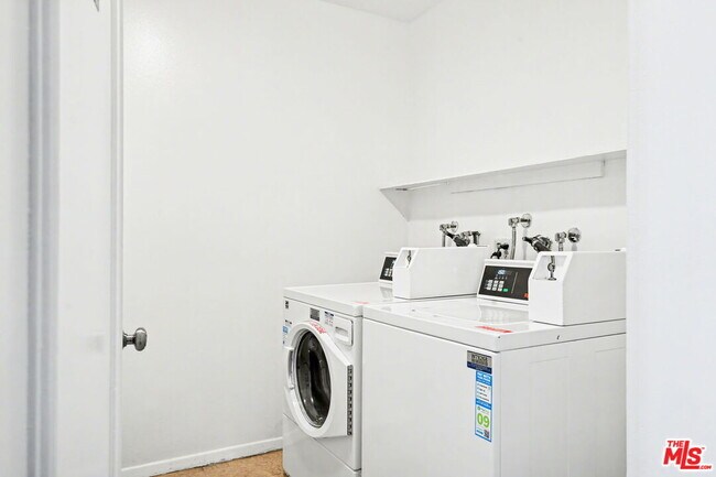 Building Photo - 521 Montana Ave