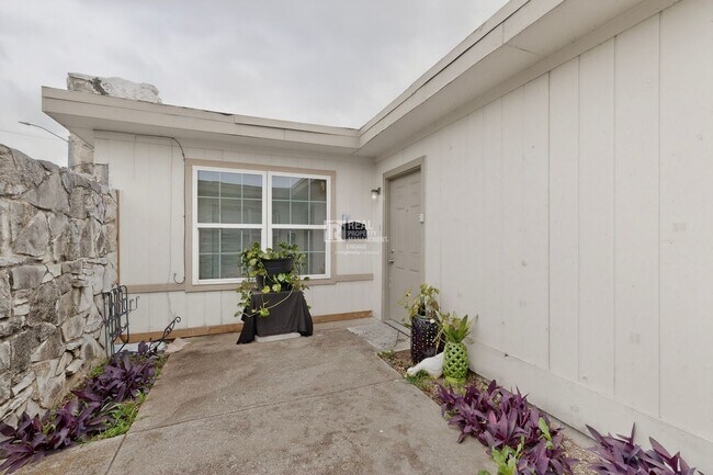 Building Photo - 6808 Trail Lake Dr