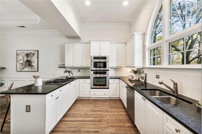 Building Photo - 802 Clifton Heights Ln NE