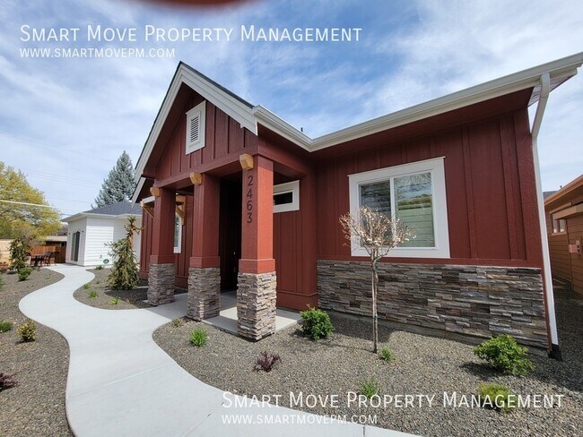 Primary Photo - 2463 N Ashgrove Ln
