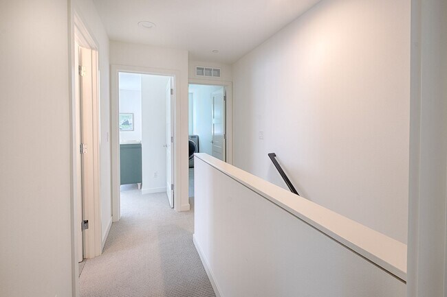 Building Photo - Impeccable Designer Townhome