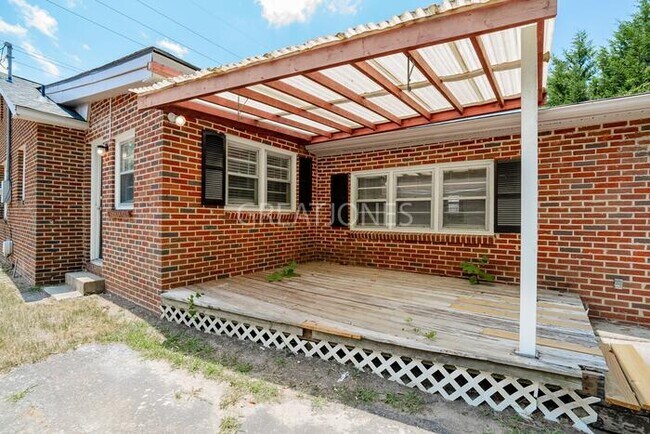 Building Photo - NOW OFFERING HALF OFF THE FIRST FULL MONTH...