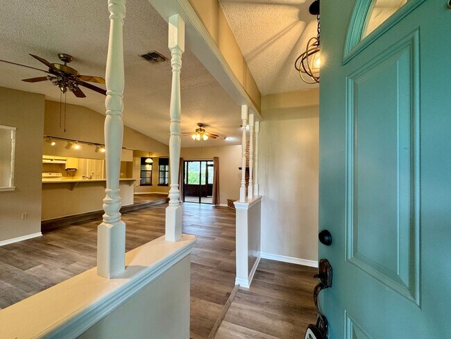 Building Photo - Fantastic 3/2 Sorrento Home with NO HOA!