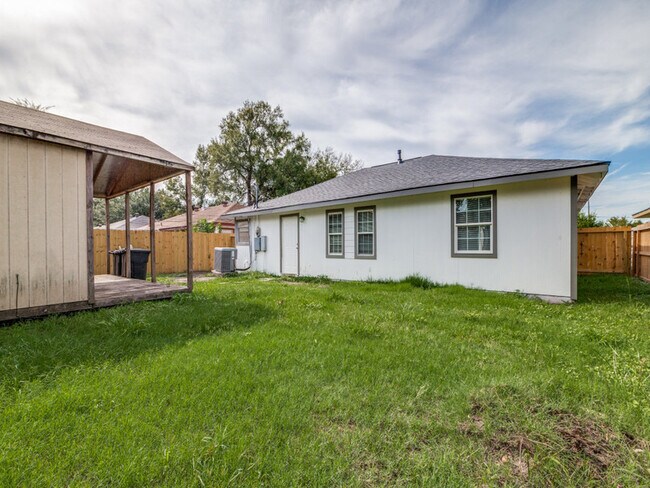 Building Photo - 411 Gober St