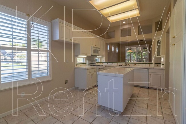 Building Photo - 2554 Douglas Fir Dr