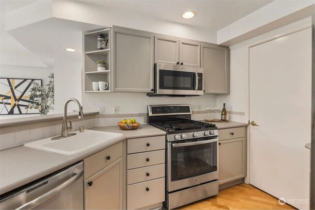 Building Photo - Beautiful Capitol Hill Condo - Utilities a...