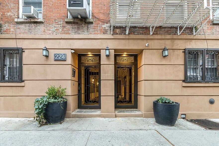 Building Photo - 224 Sullivan St