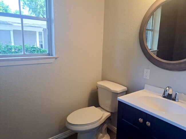 Building Photo - 5 bedroom / 2 bath