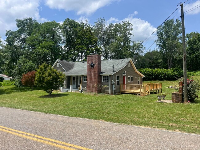 Building Photo - Very Nice 4 bedroom near Tri Cities Airpor...