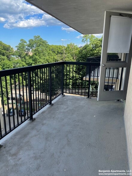 Building Photo - 71 Monmouth St