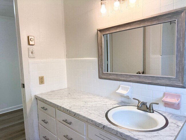 Building Photo - For Rent – $1,000/month | 2 Bed | 1 Bath