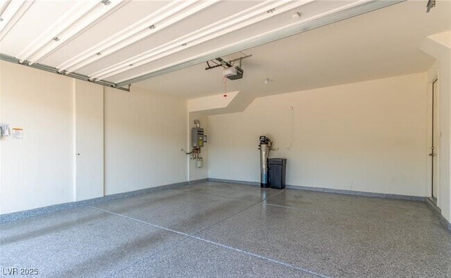 Building Photo - 12556 Skylight View St