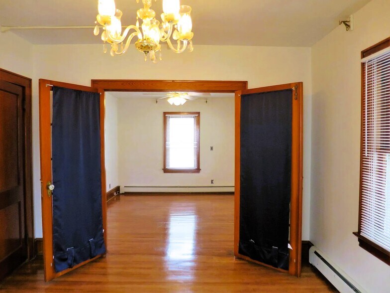 Building Photo - 208 Main St