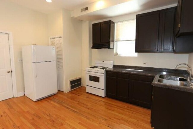 Building Photo - 3 bedroom in Chicago IL 60642