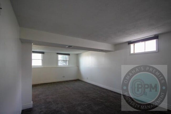 Building Photo - Discover this 3- Bd, 2.5-Ba Omaha, NE,