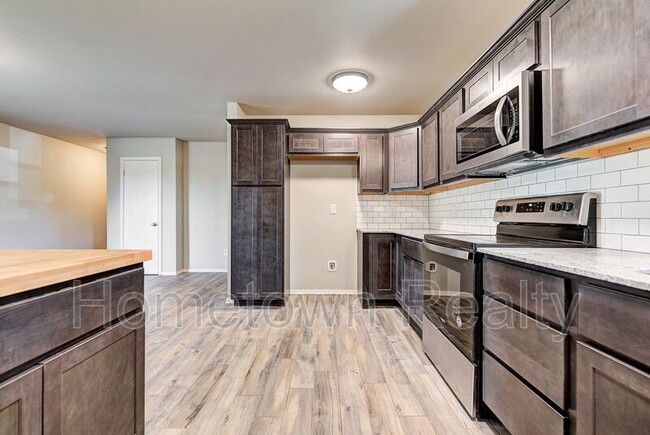 Building Photo - 606 Oak Creek Dr