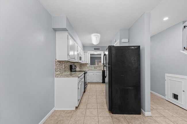 Building Photo - Bright & Updated 2-Bedroom Townhouse in Qu...