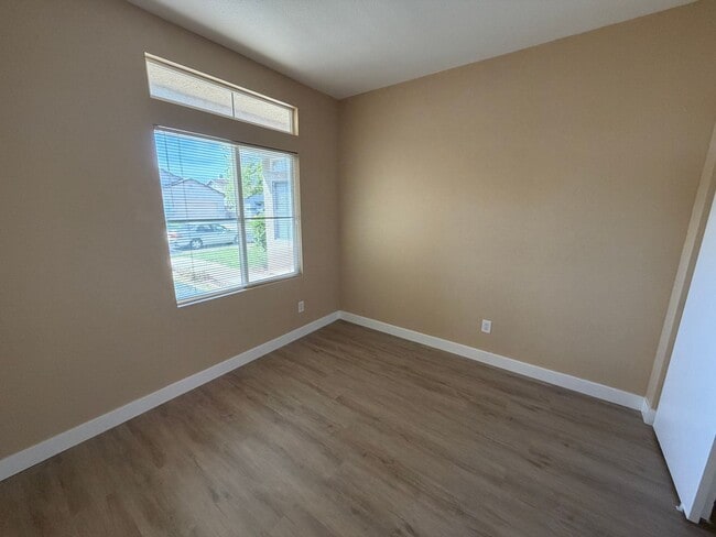 Building Photo - Lovely Three Bedroom Home