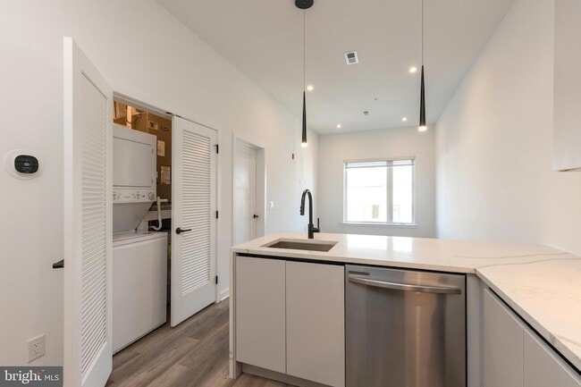 Building Photo - 3120 W Jefferson St