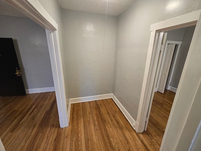 Building Photo - 3412 W Montrose Ave