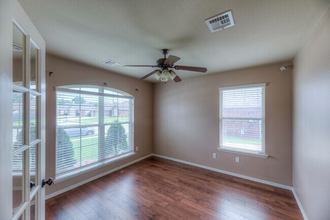 Building Photo - 1501 W Birmingham St