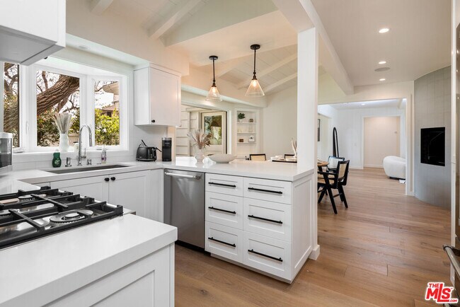 Building Photo - 527 S Bentley Ave