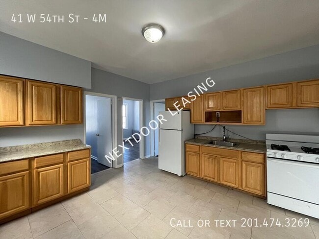 Building Photo - 41 W 54th St