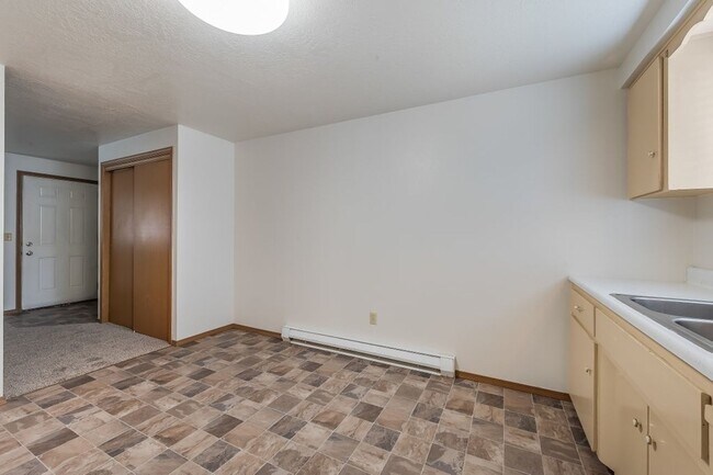 Building Photo - 2 bed 1 bath Rancher duplex
